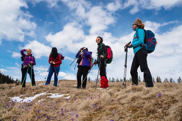 Vue à faible angle des gens qui marchent sur le terrain