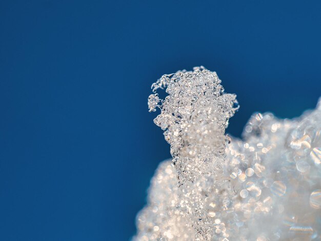 Photo vue à faible angle de la glace sur un ciel bleu clair