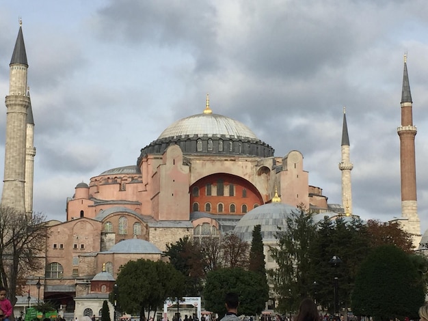 Vue à faible angle de la Hagia Sophia sur un ciel nuageux