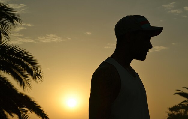 Vue à faible angle de l'homme en silhouette debout contre le ciel au coucher du soleil