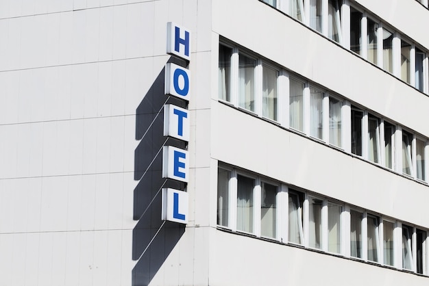 Vue à faible angle de l'hôtel de texte sur le bâtiment pendant une journée ensoleillée