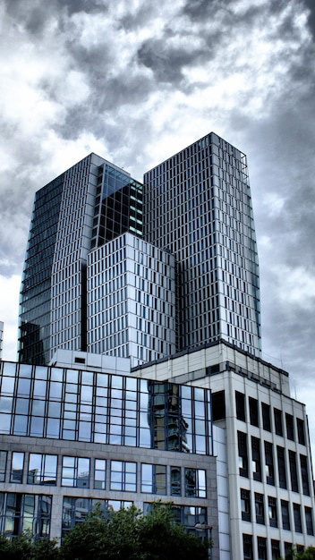 Vue à faible angle d'un immeuble de bureaux contre un ciel nuageux
