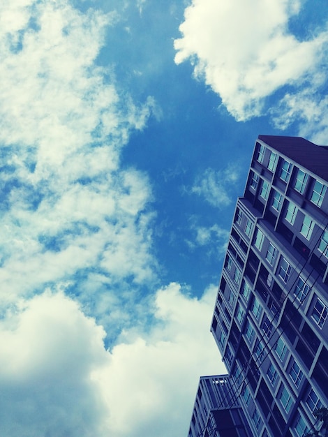 Photo vue à faible angle d'un immeuble de bureaux moderne contre le ciel