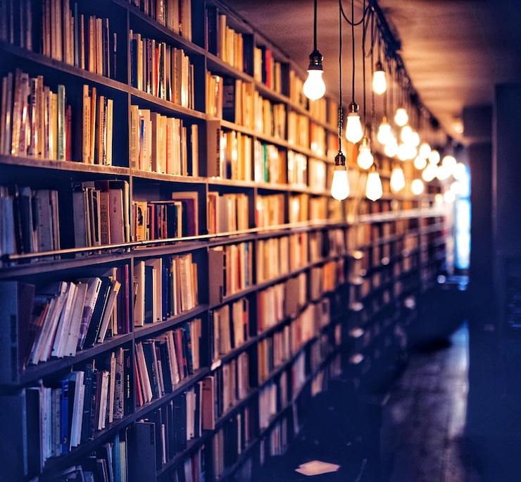 Photo vue à faible angle des livres dans un bâtiment éclairé
