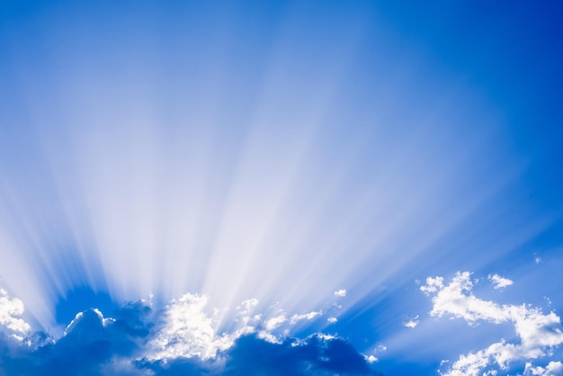 Vue à faible angle de la lumière du soleil qui traverse les nuages