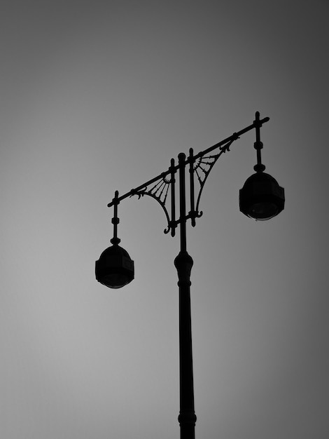 Vue à faible angle de la lumière de la rue contre un ciel clair