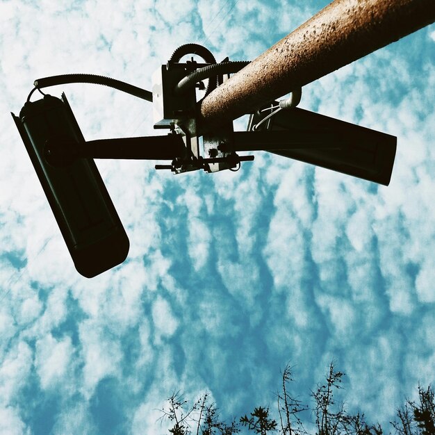 Photo vue à faible angle de la lumière de la rue contre un ciel nuageux