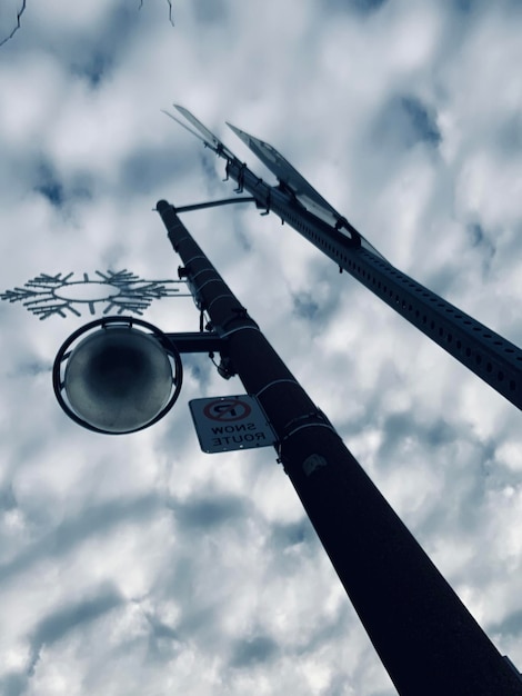 Photo vue à faible angle de la lumière de la rue contre le ciel