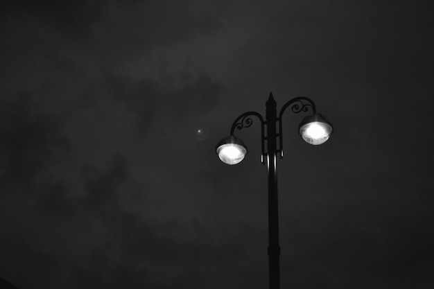 Photo vue à faible angle de la lumière de la rue éclairée contre le ciel