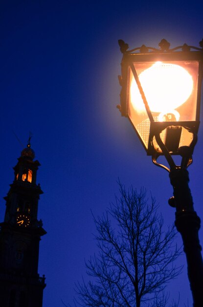 Vue à faible angle de la lumière de la rue éclairée contre le ciel