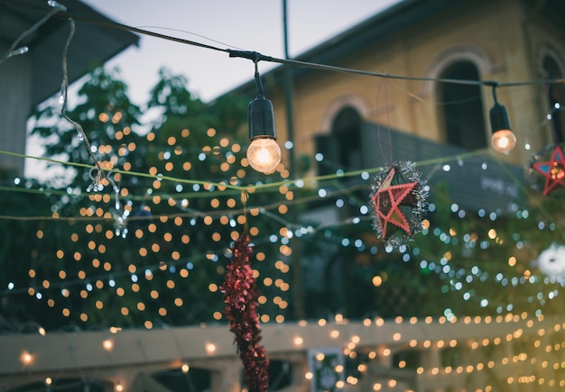 Photo vue à faible angle des lumières de noël éclairées