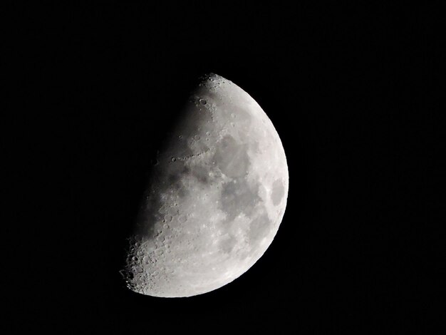 Vue à faible angle de la lune sur un ciel clair la nuit