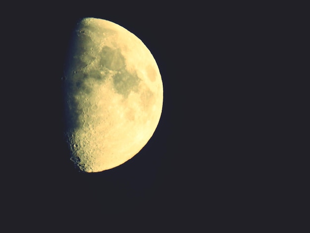 Photo vue à faible angle de la lune sur un ciel sombre