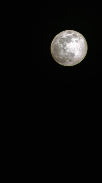 Vue à faible angle de la lune sur un ciel sombre