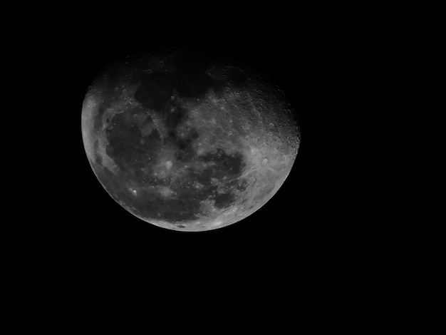 Photo vue à faible angle de la lune contre le ciel la nuit