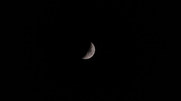 Photo vue à faible angle de la lune contre le ciel la nuit