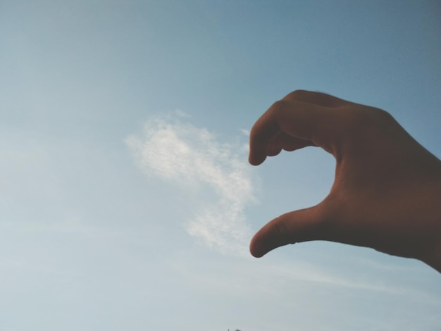 Vue à faible angle de la main humaine contre le ciel