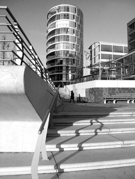 Photo vue à faible angle des marches et des bâtiments en ville