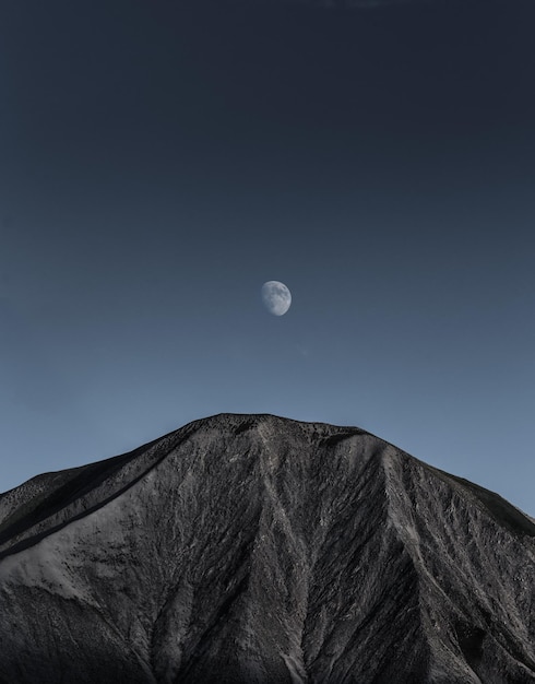 Vue à faible angle de la montagne sur un ciel clair au crépuscule