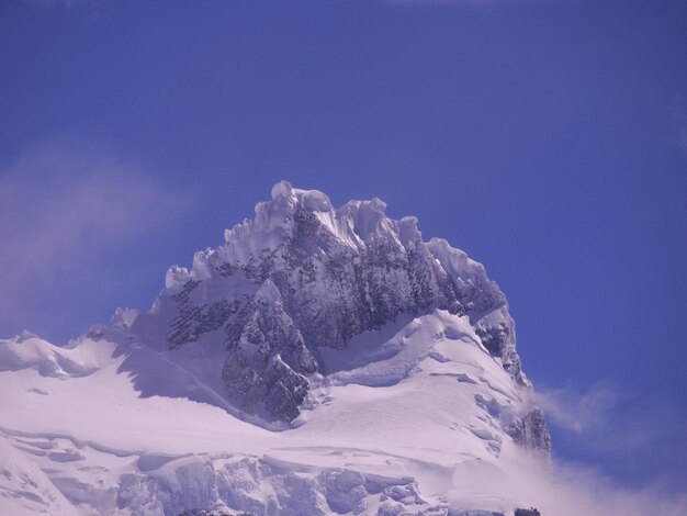 Vue à faible angle de la montagne enneigée contre le ciel bleu des montagnes Torres del Paine au Chili