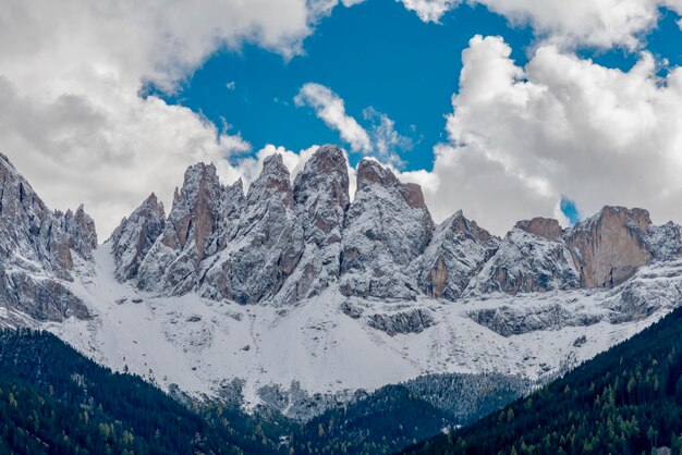 Photo vue à faible angle des montagnes de neige contre le ciel