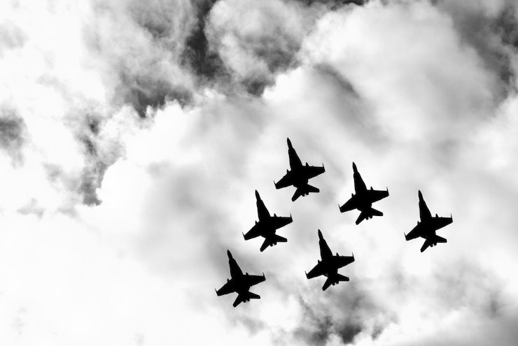 Photo vue à faible angle des oiseaux volant contre le ciel
