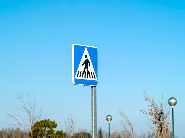 Vue à faible angle d'un panneau routier sur un ciel bleu clair