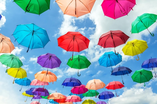 Photo vue à faible angle des parapluies multicolores accrochés au ciel