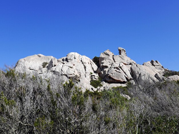 Photo vue à faible angle des roches sur un ciel bleu clair