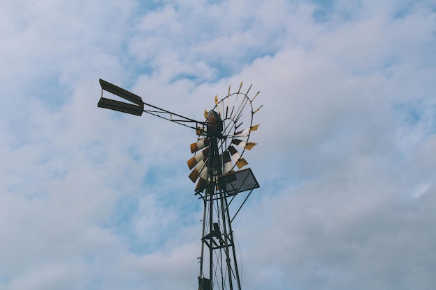 Photo vue à faible angle de la roue d'eau contre un ciel nuageux