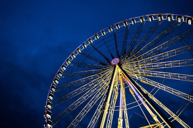 Vue à faible angle de la roue de ferris contre un ciel bleu clair