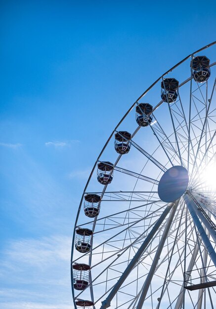 Photo vue à faible angle de la roue de ferris contre le ciel bleu