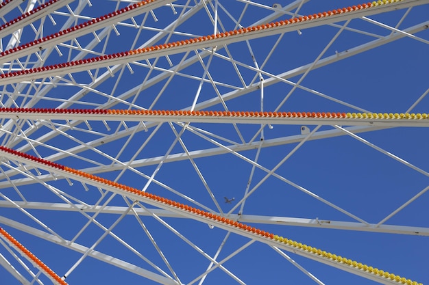 Photo vue à faible angle de la roue de ferris contre le ciel bleu