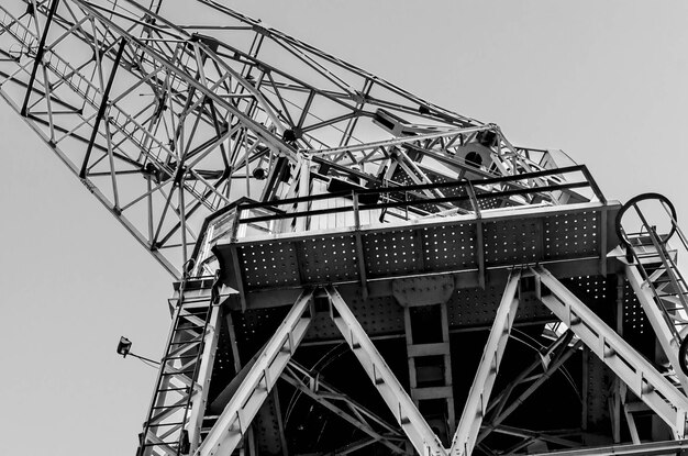 Vue à faible angle de la roue de ferris contre un ciel clair