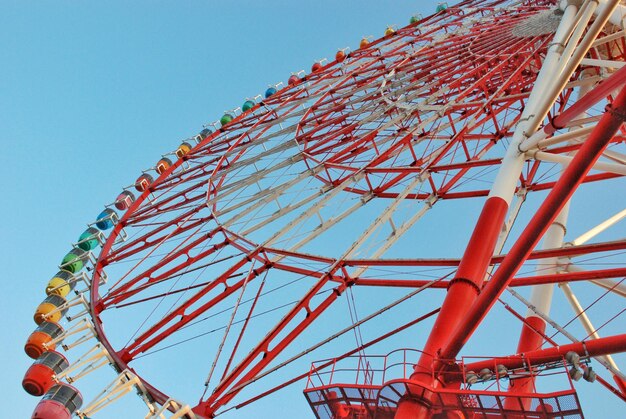 Photo vue à faible angle de la roue de ferris contre un ciel clair