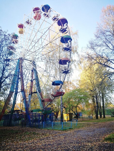 Photo vue à faible angle de la roue de ferris contre le ciel