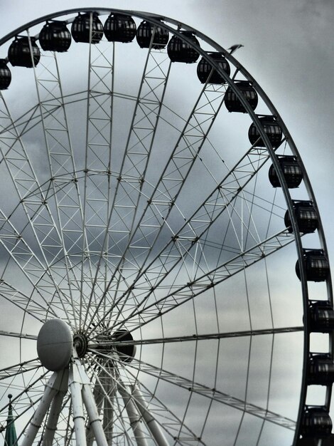 Vue à faible angle de la roue de ferris contre le ciel