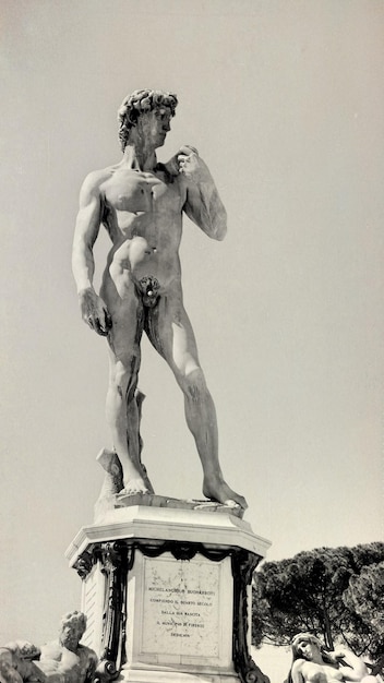 Vue à faible angle de la sculpture contre le ciel à Piazzale Michelangelo par une journée ensoleillée