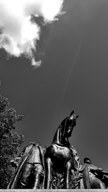 Vue à faible angle des sculptures contre le ciel