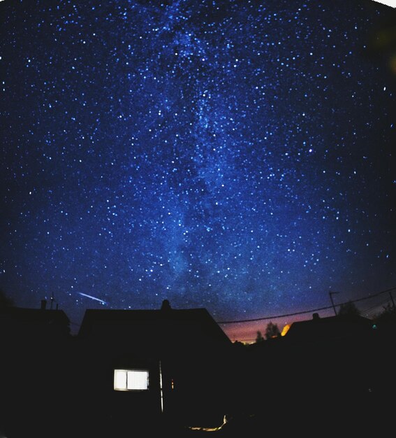 Photo vue à faible angle de la silhouette de la maison contre le ciel la nuit