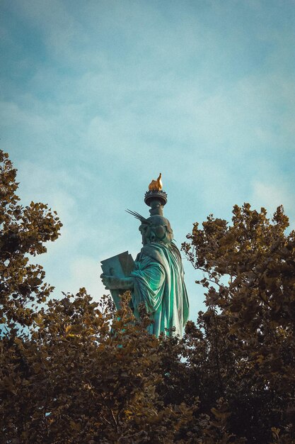 Vue à faible angle de la statue sur un ciel nuageux