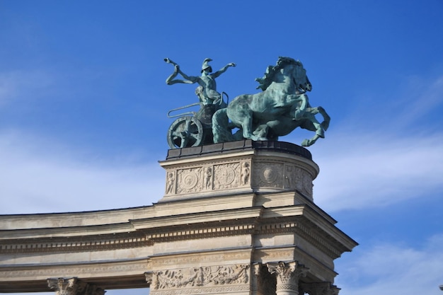 Photo vue à faible angle de la statue contre le ciel bleu