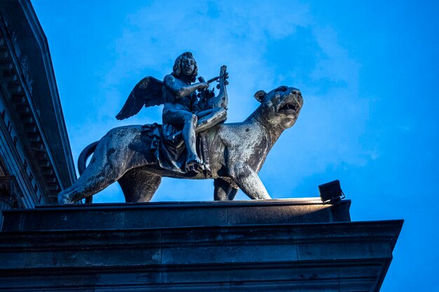 Vue à faible angle de la statue contre le ciel bleu