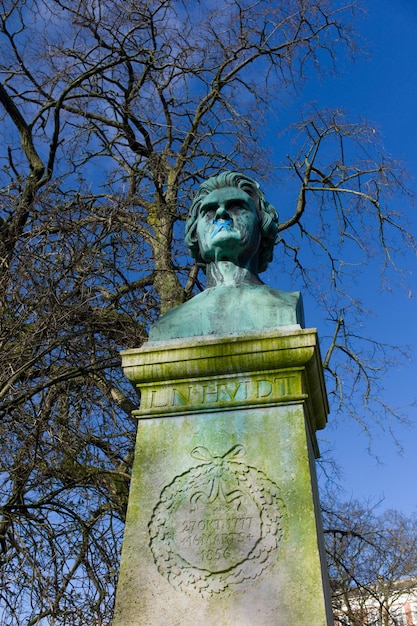 Photo vue à faible angle de la statue contre le ciel bleu