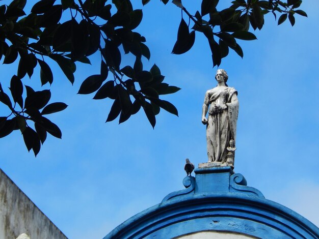 Vue à faible angle de la statue contre le ciel bleu