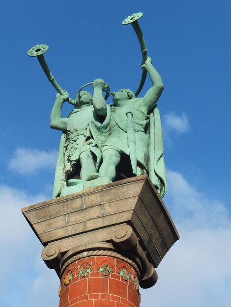 Vue à faible angle de la statue contre le ciel bleu