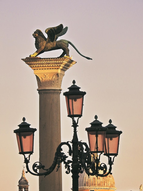 Photo vue à faible angle de la statue contre un ciel clair