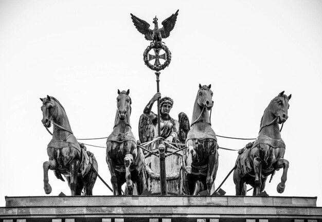 Photo vue à faible angle de la statue contre un ciel clair