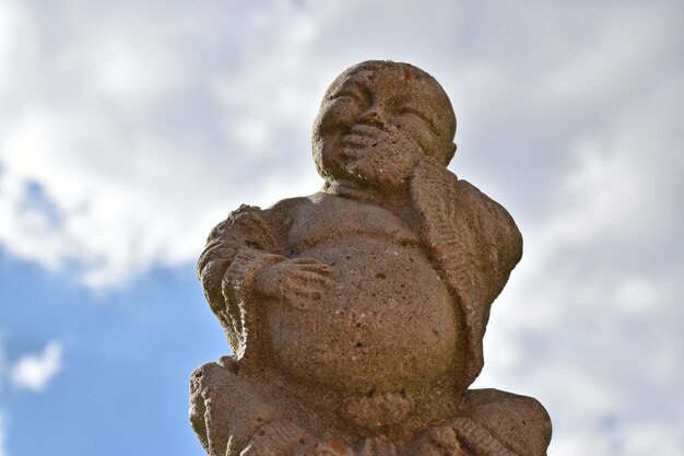 Vue à faible angle de la statue contre le ciel