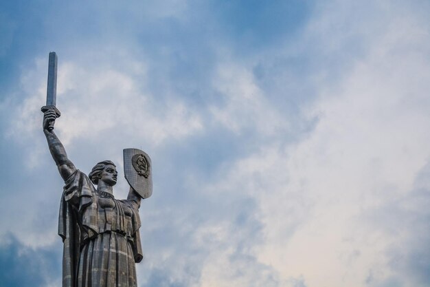 Vue à faible angle de la statue contre le ciel